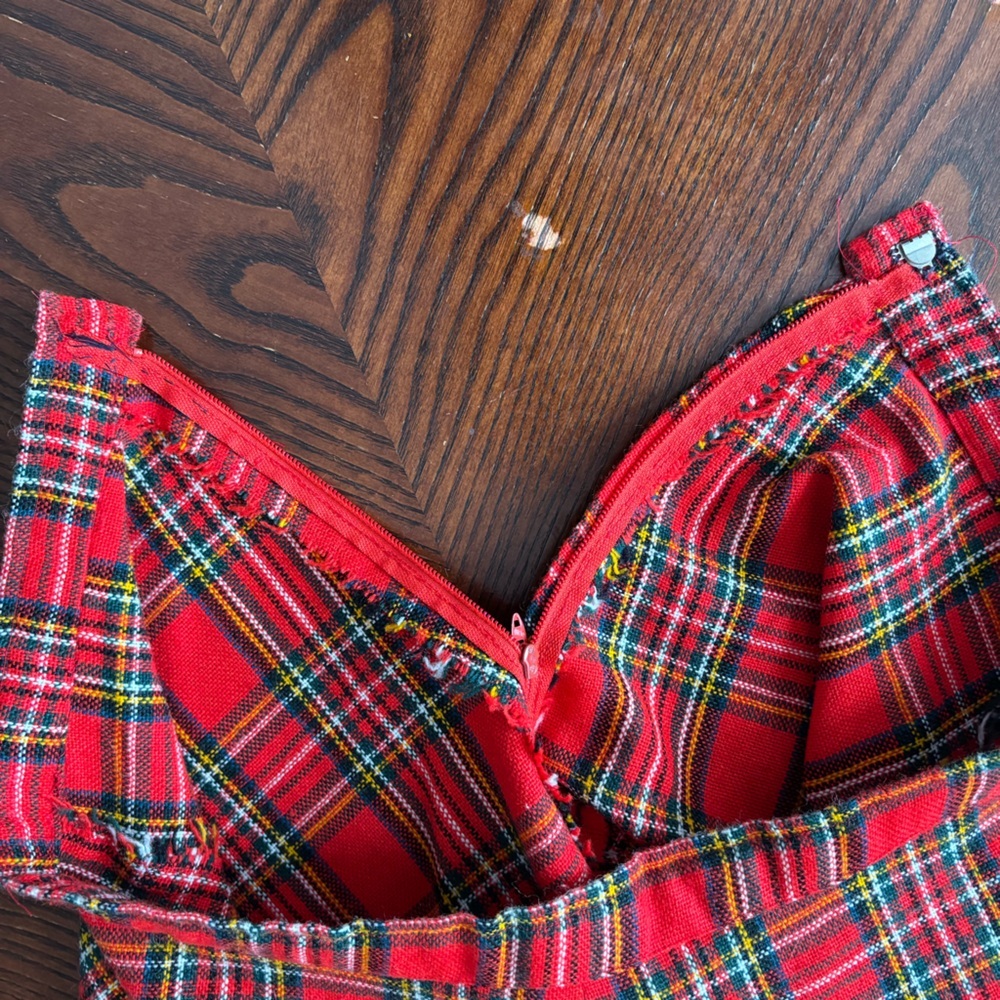 Classic vintage red plaid midi skirt with a timeless plaid print. - Picture 5 of 6